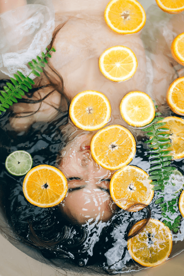 7 Consejos Para Dormir Bien de Noche 4 Baño relajante con naranjas. Consejos para dormir bien de noche