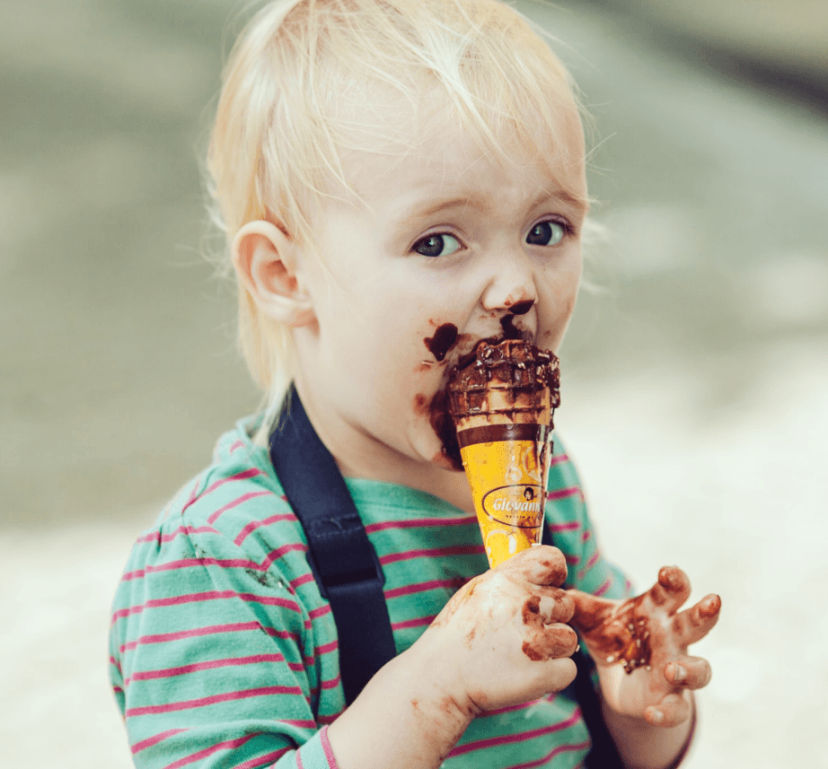 Bebé come helado